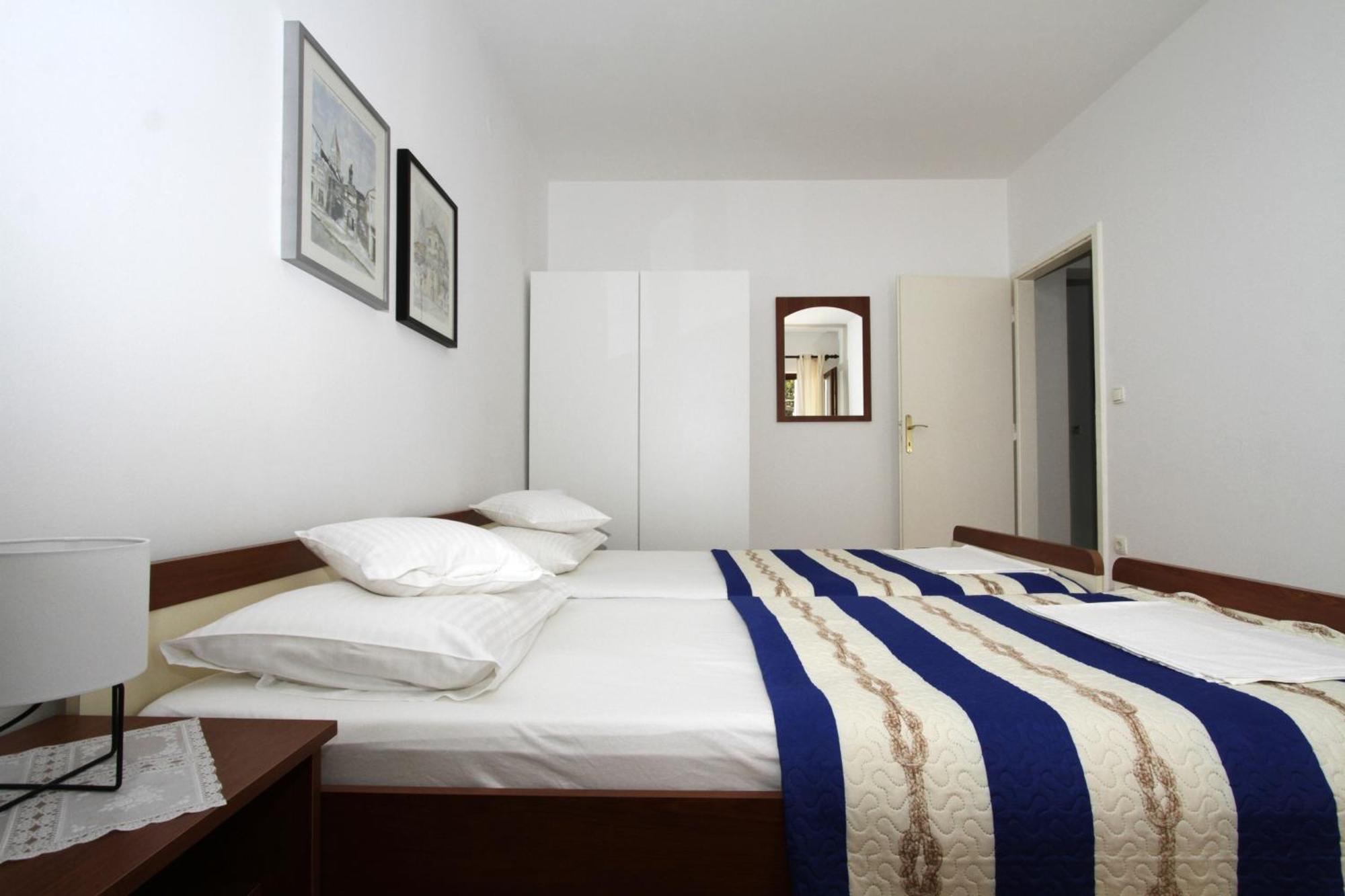 Apartments By The Sea Trogir - 11895 Rom bilde